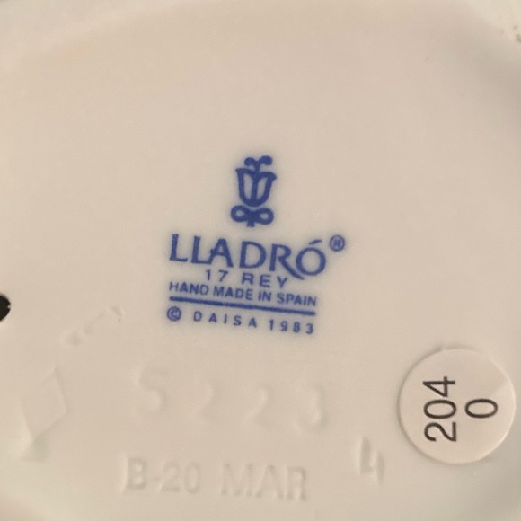 Lladro Spring is Here Girl with Flowers Figurine Daisa 1983 Made in Spain, 6.6”H - Picture 2 of 7